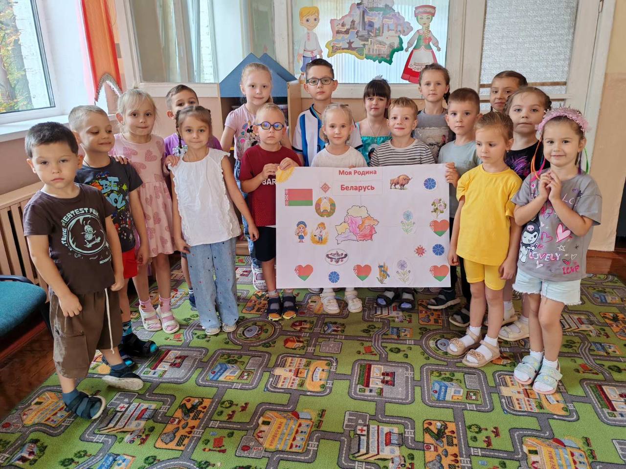 В день народного единства  воспитанники изготовили коллаж - Моя Родина Беларусь
